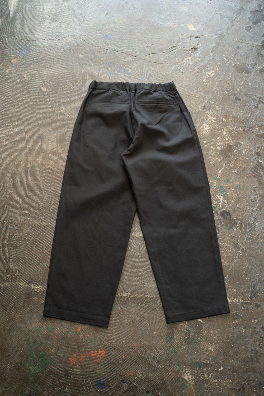 【25AW】2タックシャンブレースラックス(CHARCOAL)