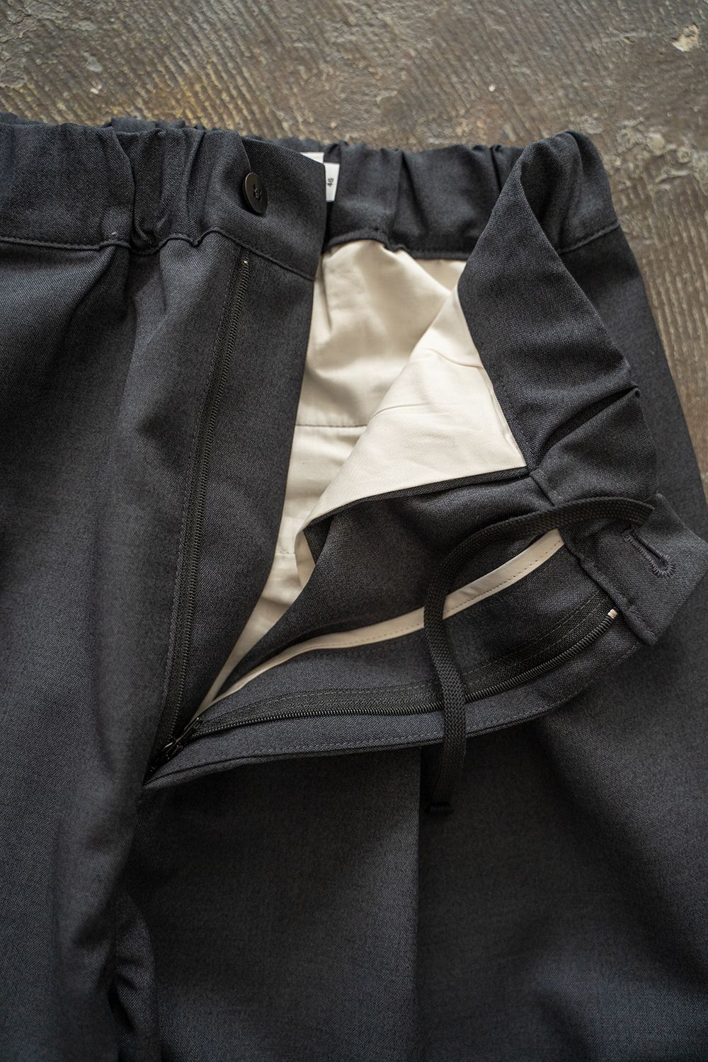 【ラスト1点】【24SS】ウォッシャブルウール混2タックイージースラックス(CHARCOAL)