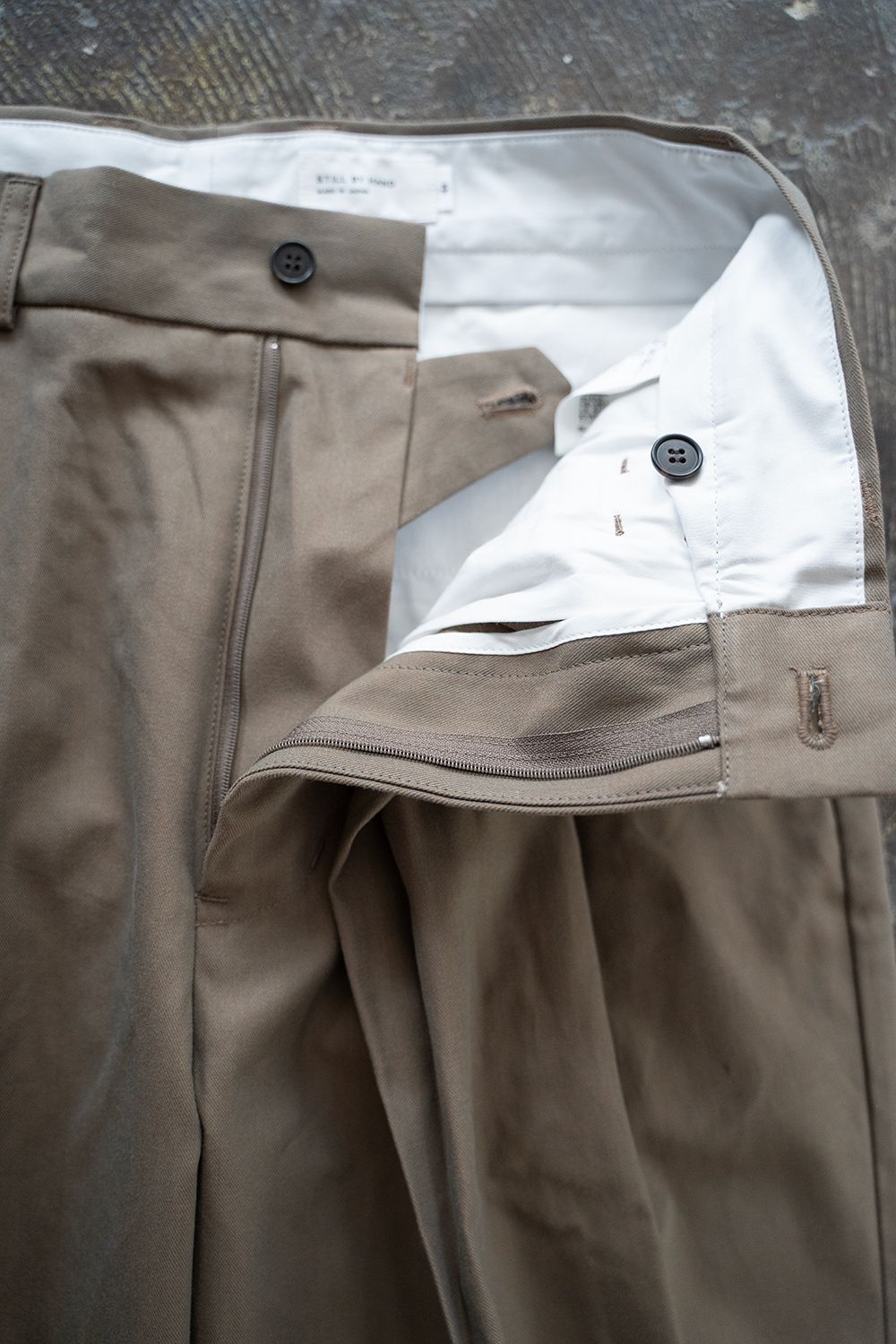 【24AW】2タックセンタープレスシャンブレースラックス(OLIVE)