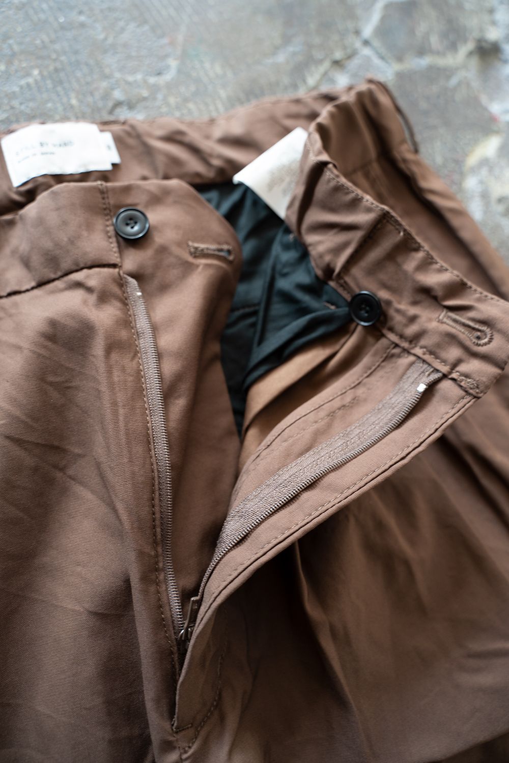 4タックイージースラックス(BROWN)