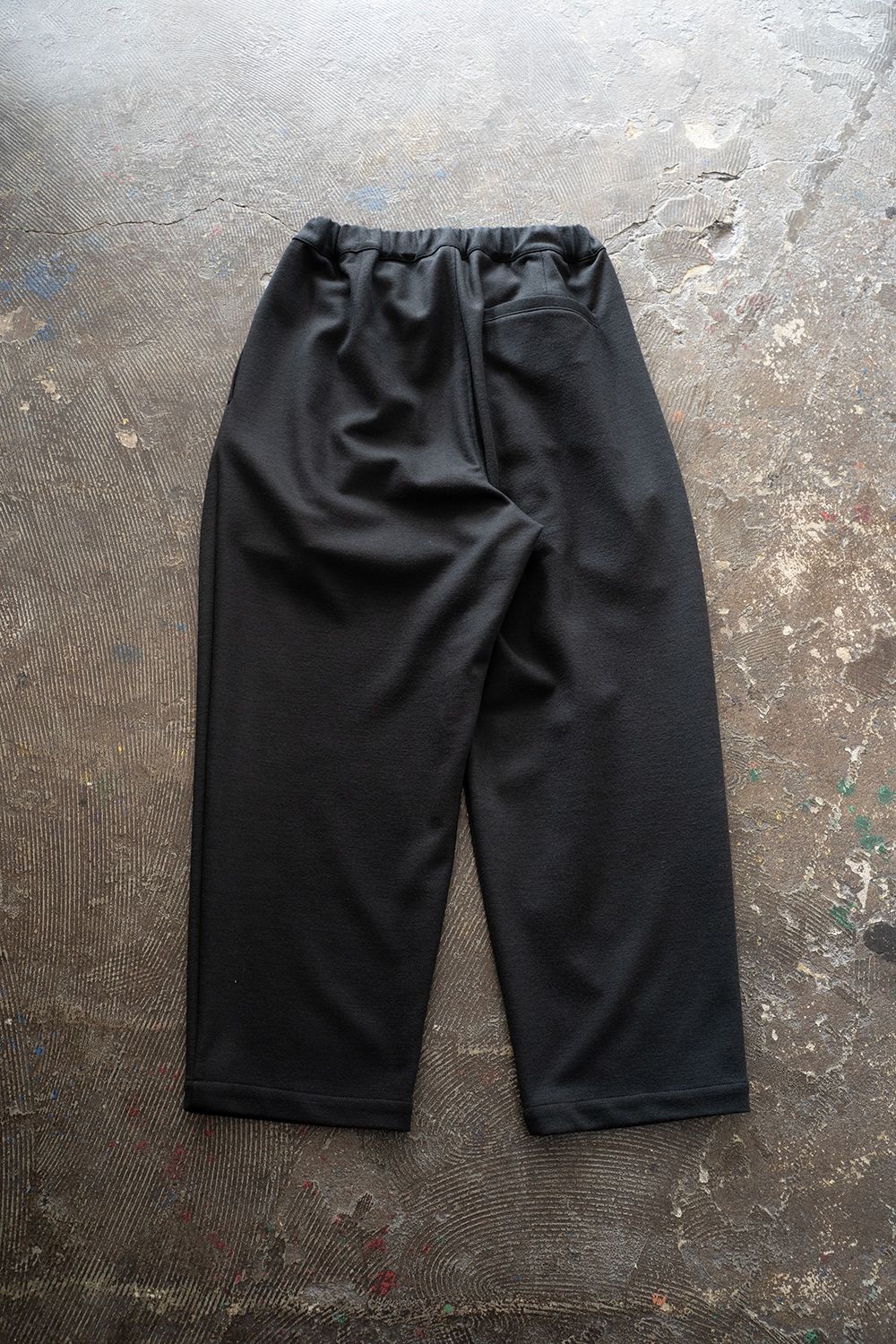 【25AW】ウールジャージー2タックイージーパンツ(CHARCOAL)