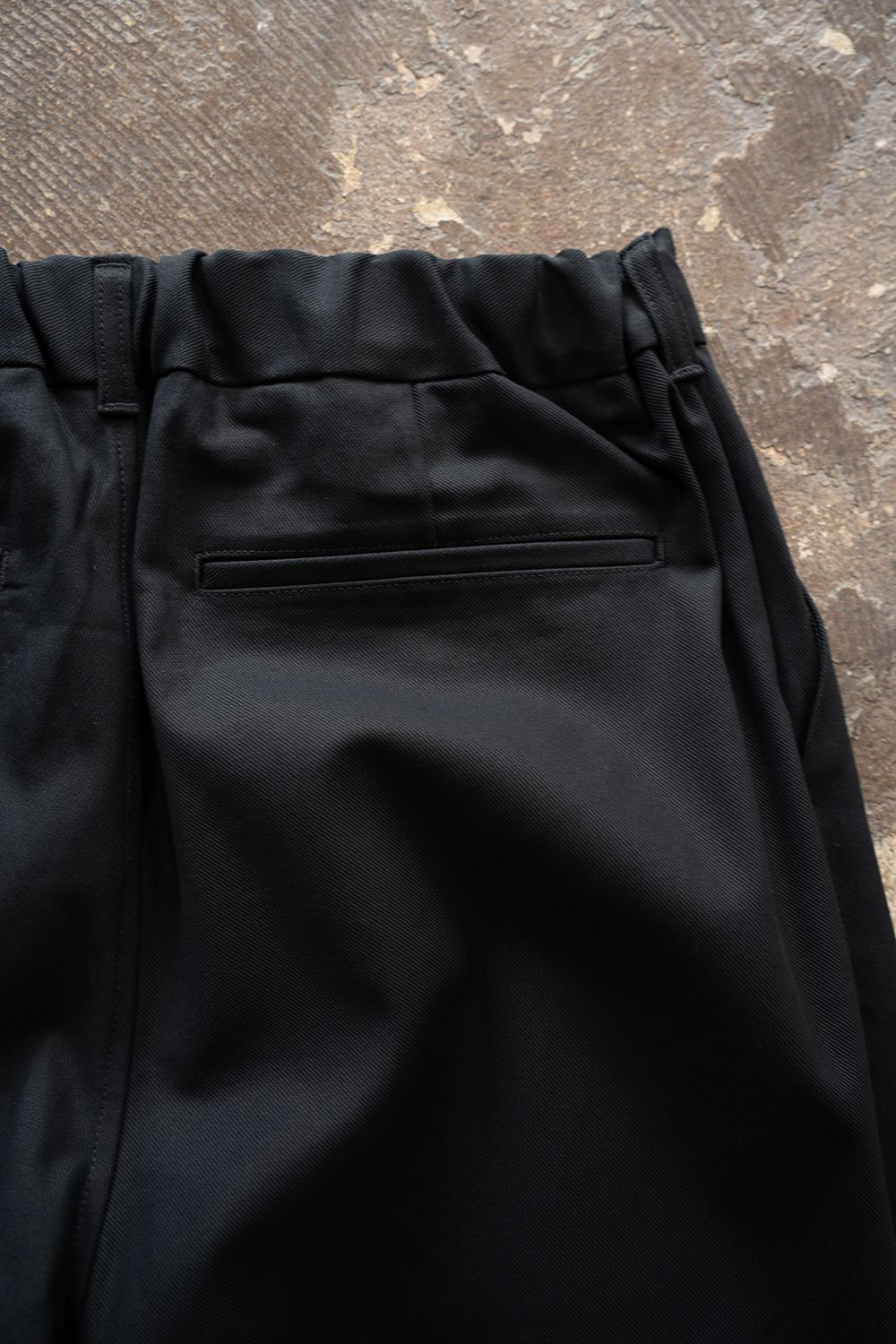 【26AW】コットンツイル2タックテーパードパンツ(BLACK NAVY)