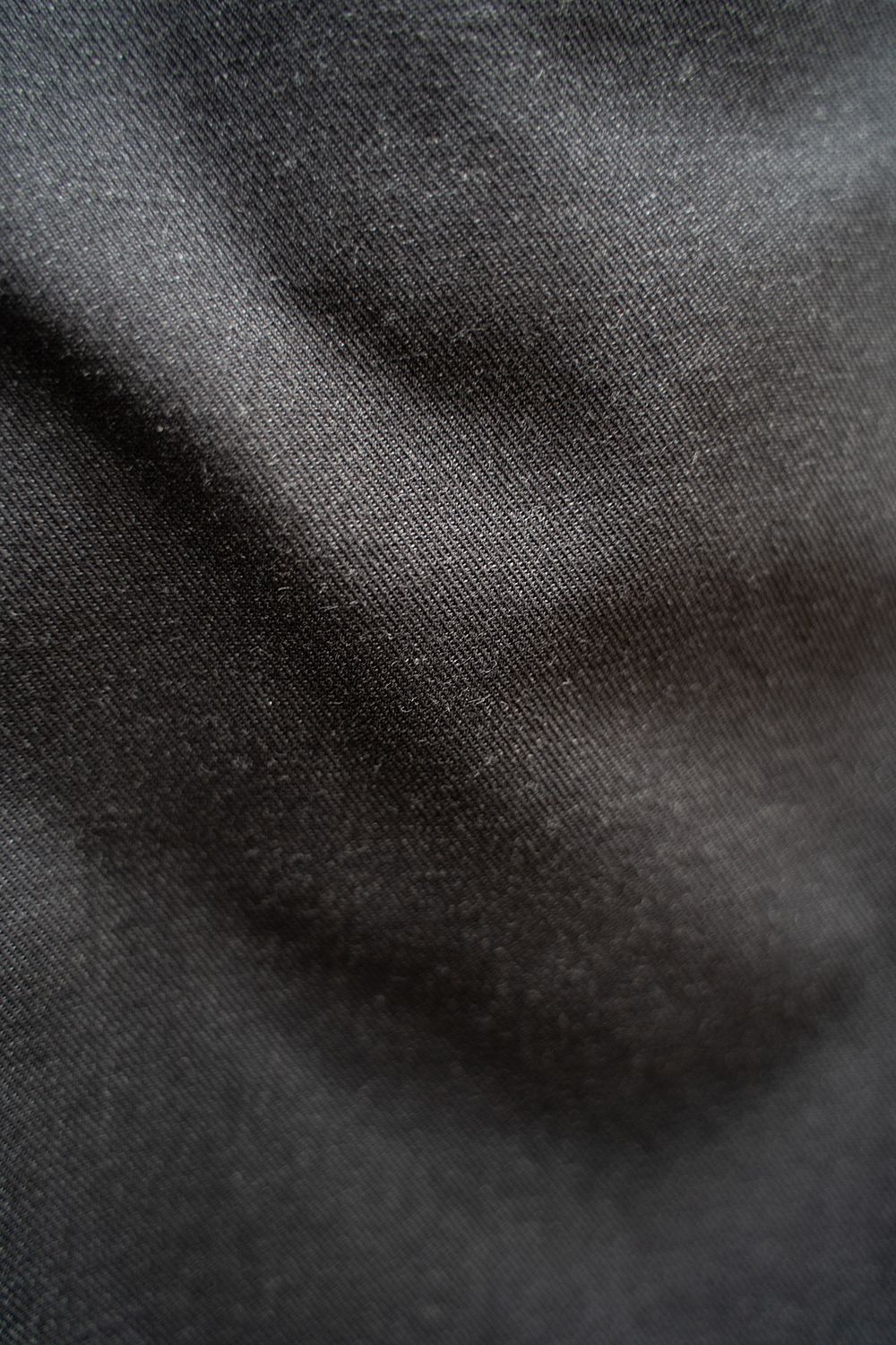 【24AW】2タックセンタープレスシャンブレースラックス(CHARCOAL)