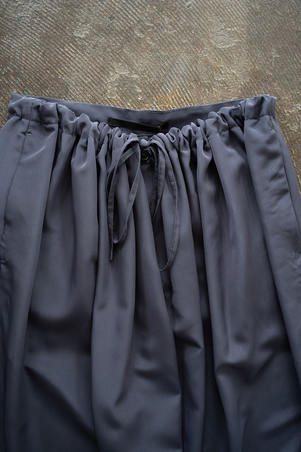 【ラスト1点】【25SS】Peached PE Gathered Pants/ピーチ加工ポリエステルギャザードパンツ(GRAY)