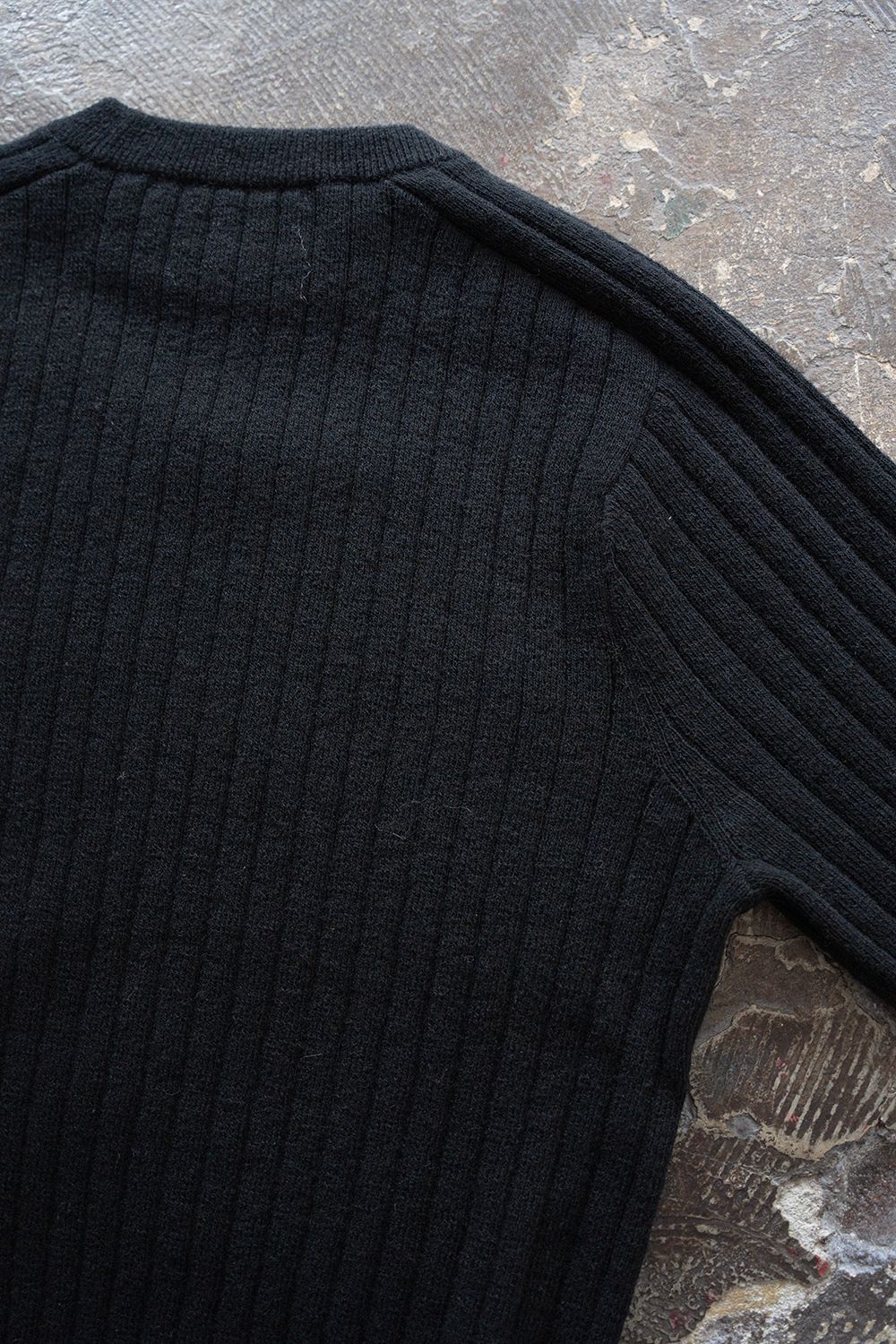Hard twisted Shetlandwool RIB saddle shoulder crew neck sweater(BLACK)