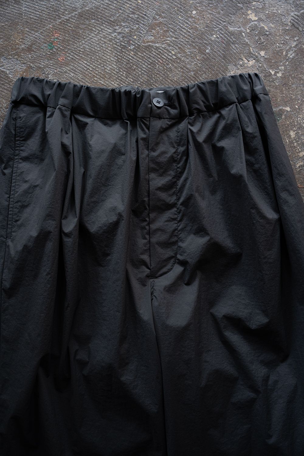 【26SS】ストレッチナイロンテーパードパンツ(CHARCOAL)