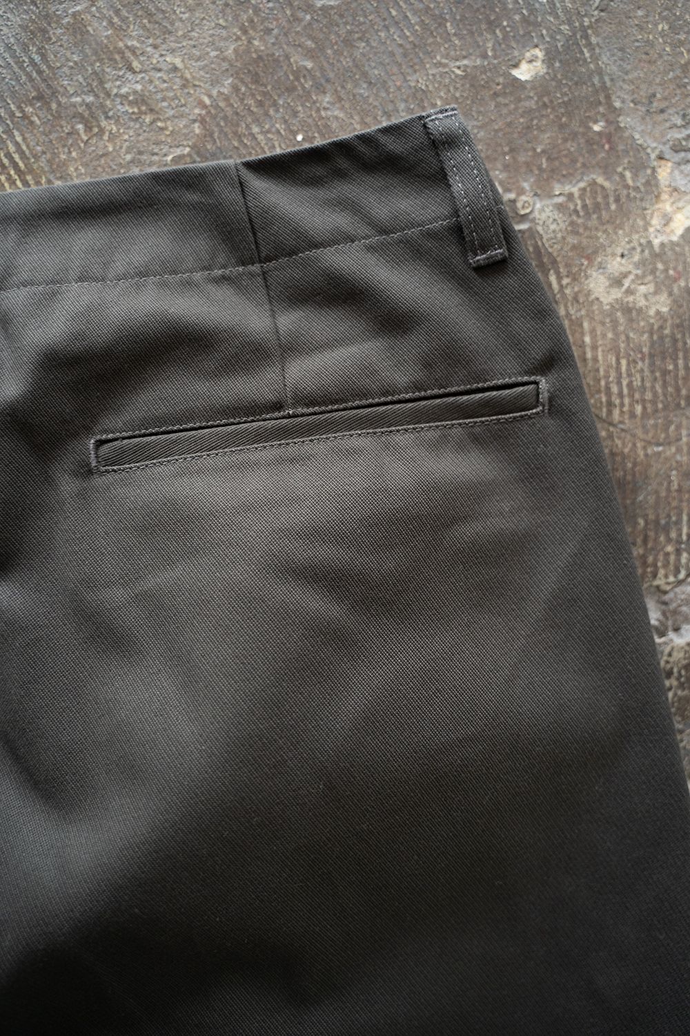 【25SS】ヘビーコットンツイルニータックパンツ(CHARCOAL)
