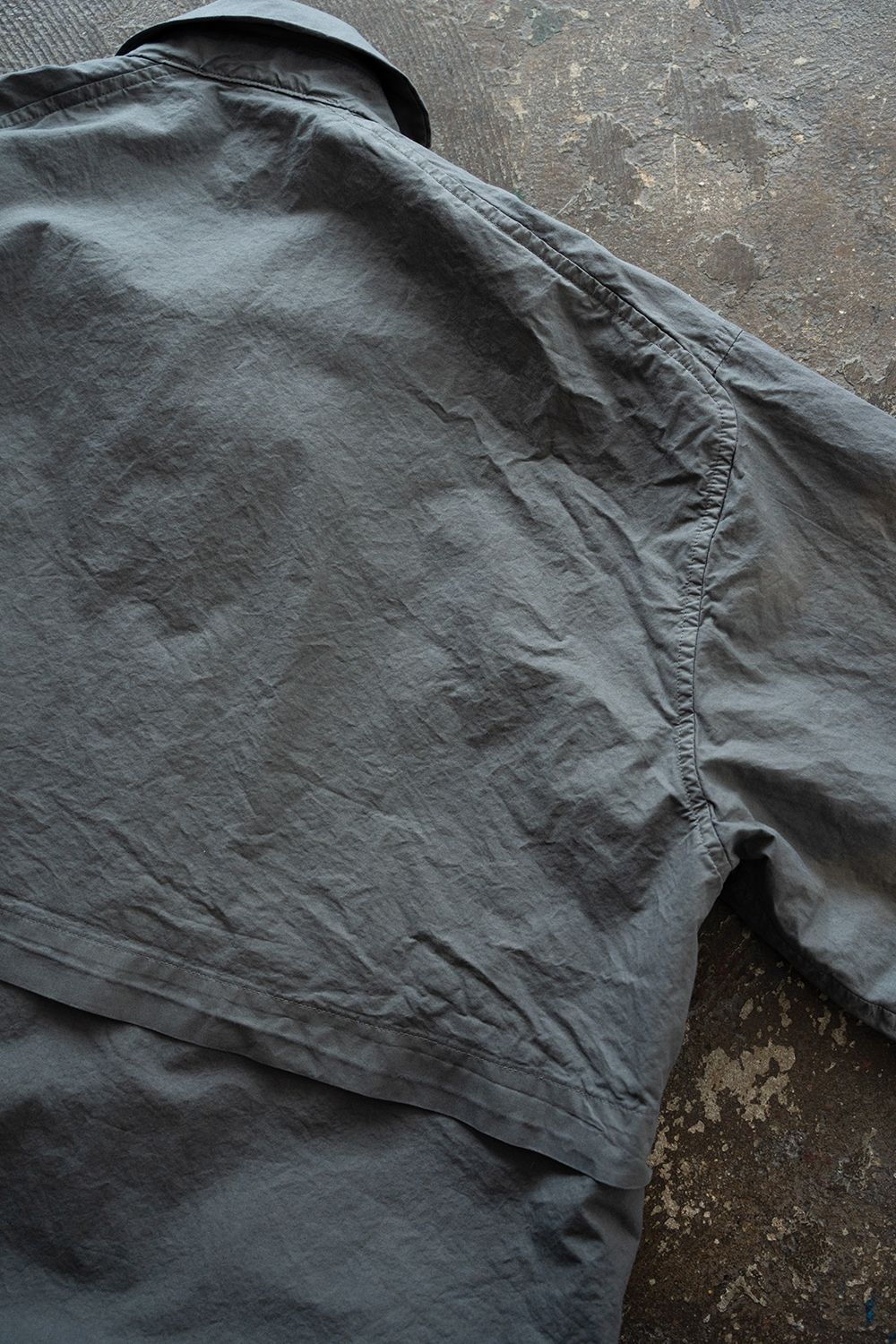 【26SS】ガーメントダイステンカラーハーフコート(BLUE GREY)