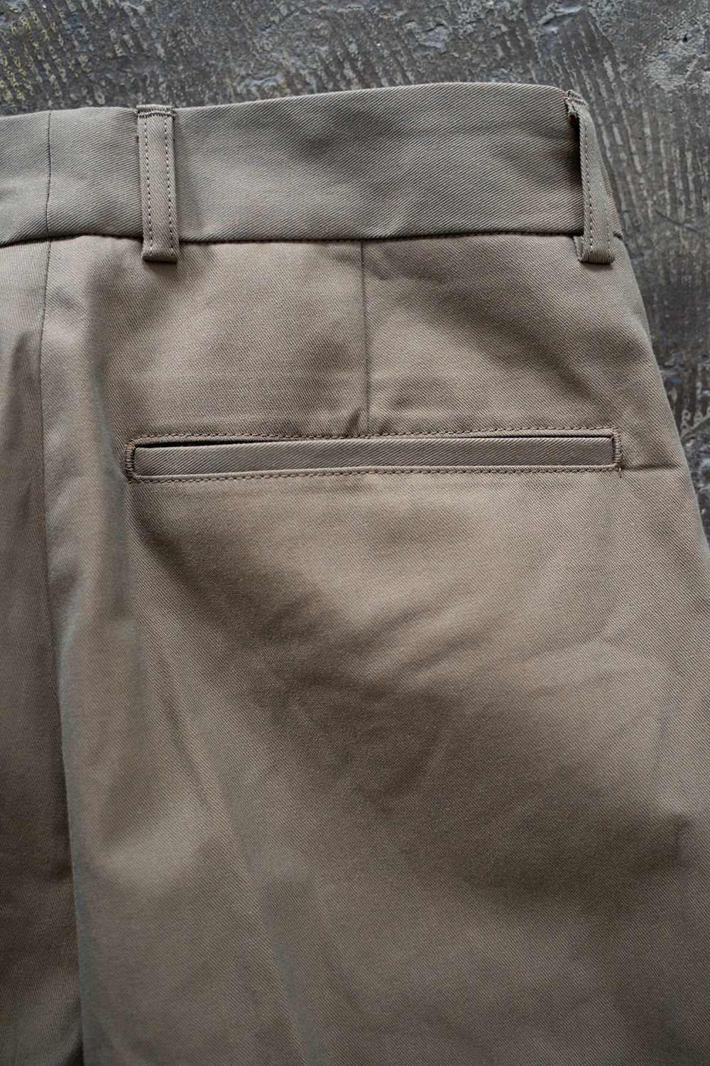【24AW】2タックセンタープレスシャンブレースラックス(OLIVE)
