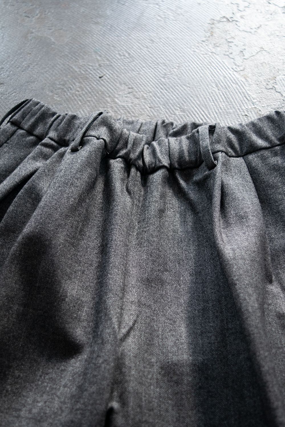 【ラスト1点】【20AW】Wide Tuck Trousers(CHARCOAL HERRINGBONE)