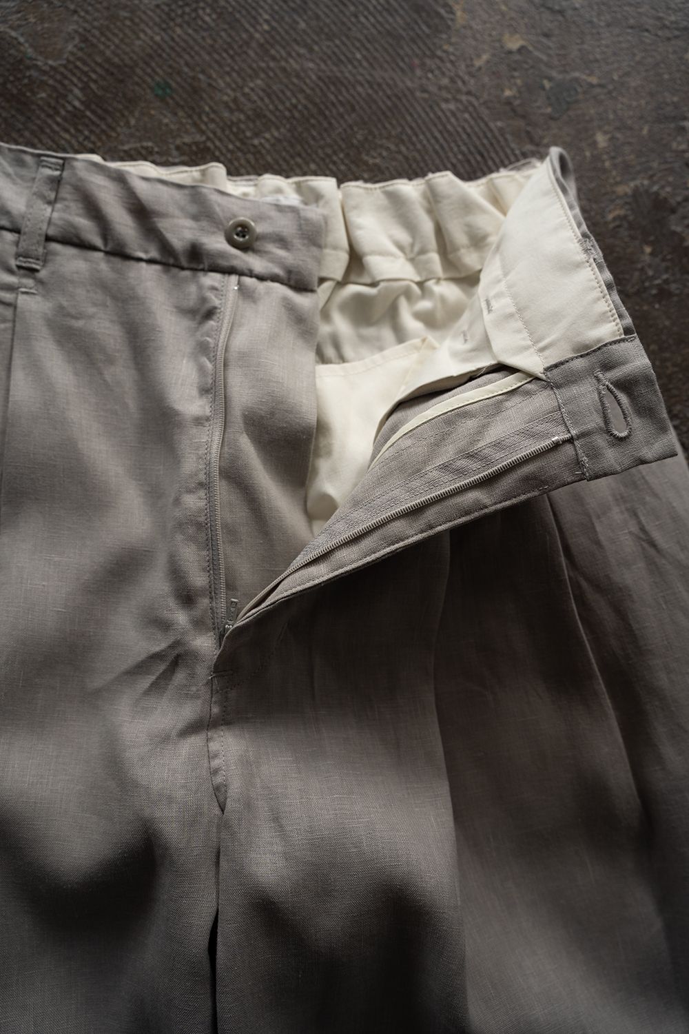 【26SS】リネン2タックテーパードパンツ(TAUPE)