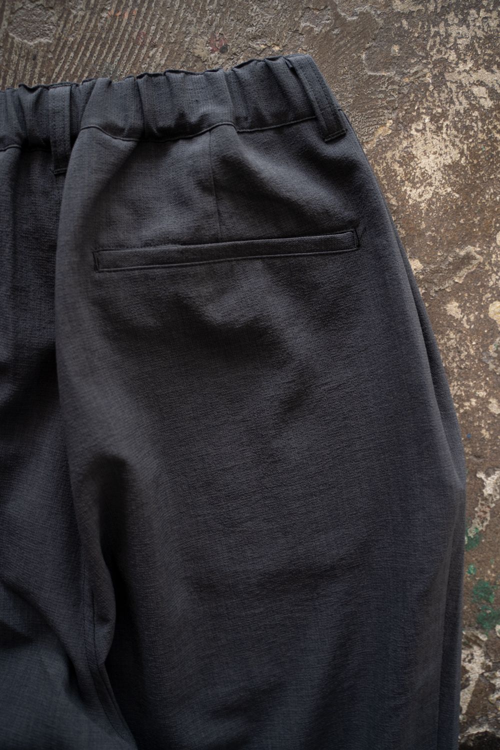 【256SS】ディープタックポリエステルワイドテーパードパンツ(CHARCOAL)