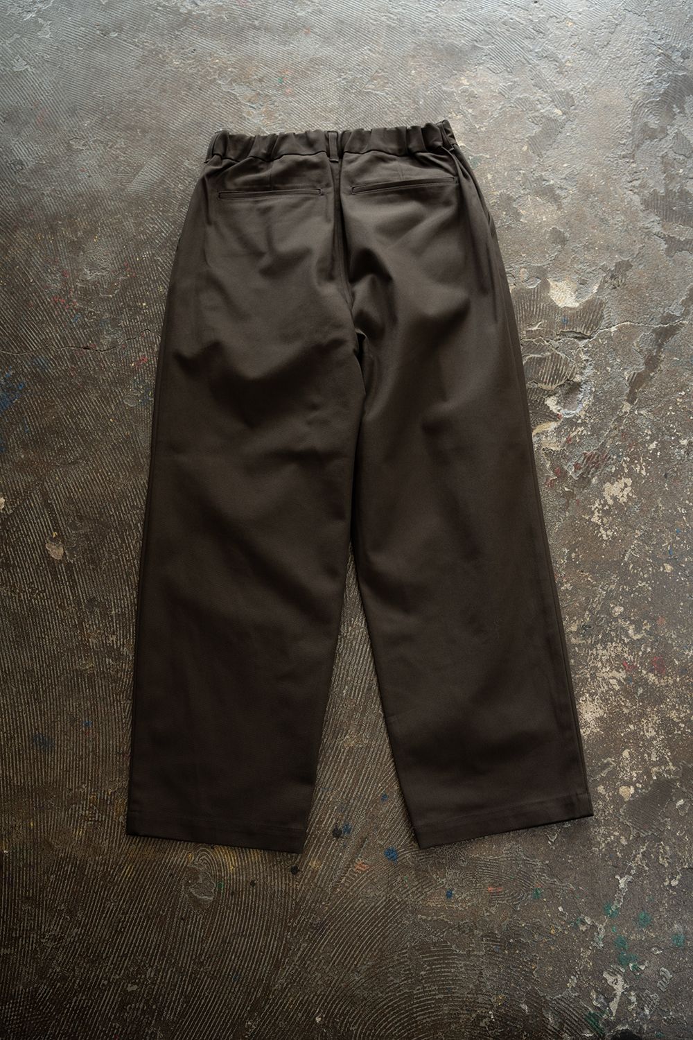 【26AW】コットンツイル2タックテーパードパンツ(DARK BROWN)
