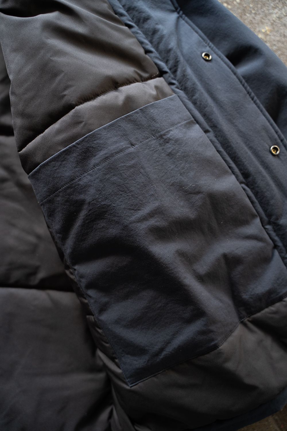 【ラスト1点】【24AW】シンサレートフーデッドブルゾン(NAVY)