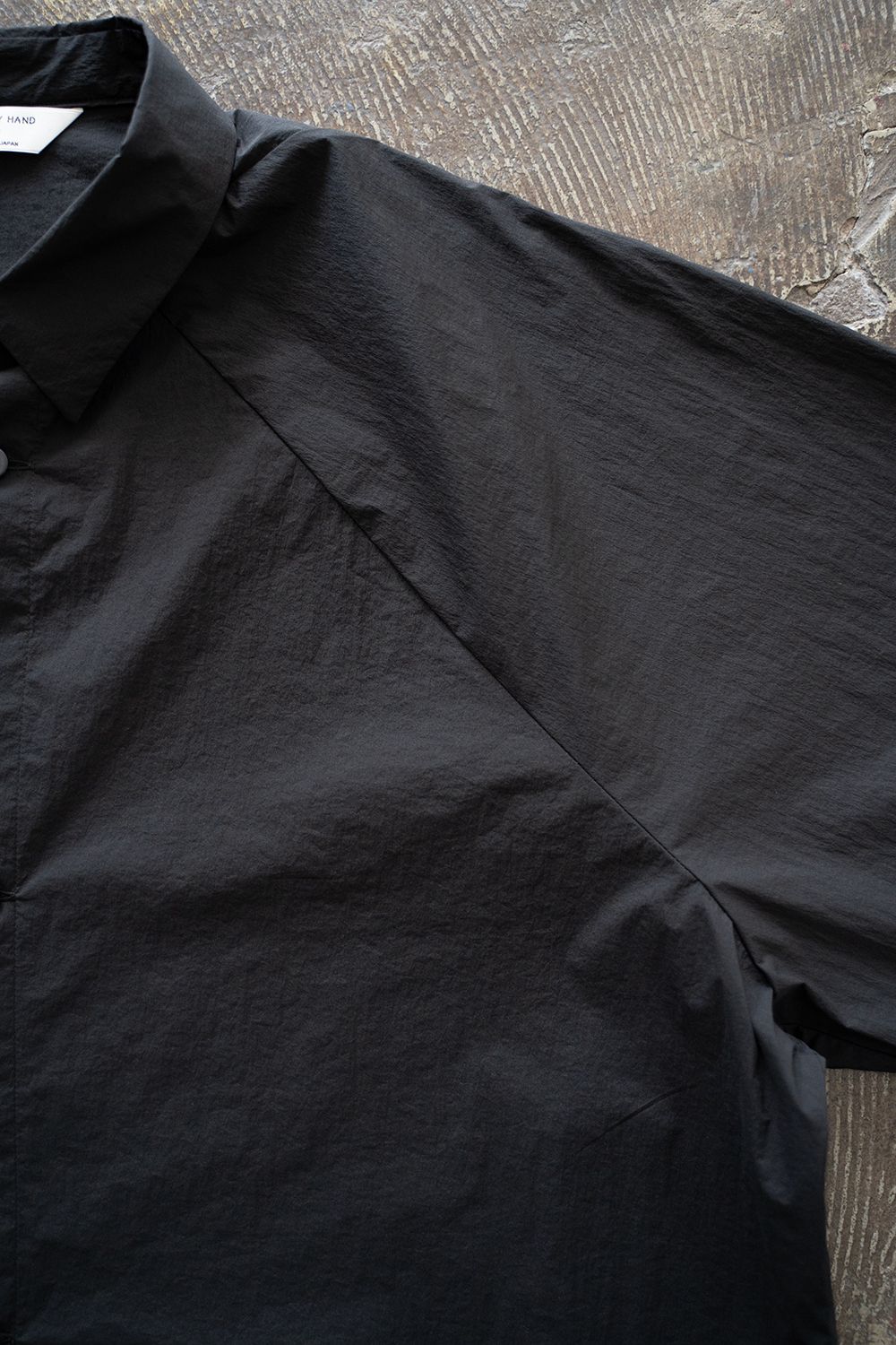 【ラスト1点】【25SS】ストレッチナイロン変形スリーブ半袖シャツ(BLACK)