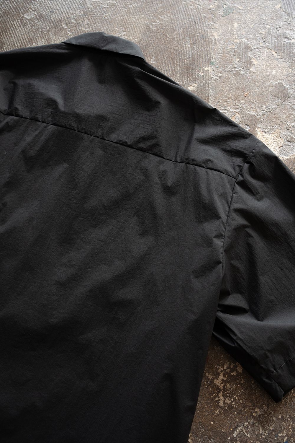 【26SS】ストレッチナイロン半袖シャツ(BLACK)