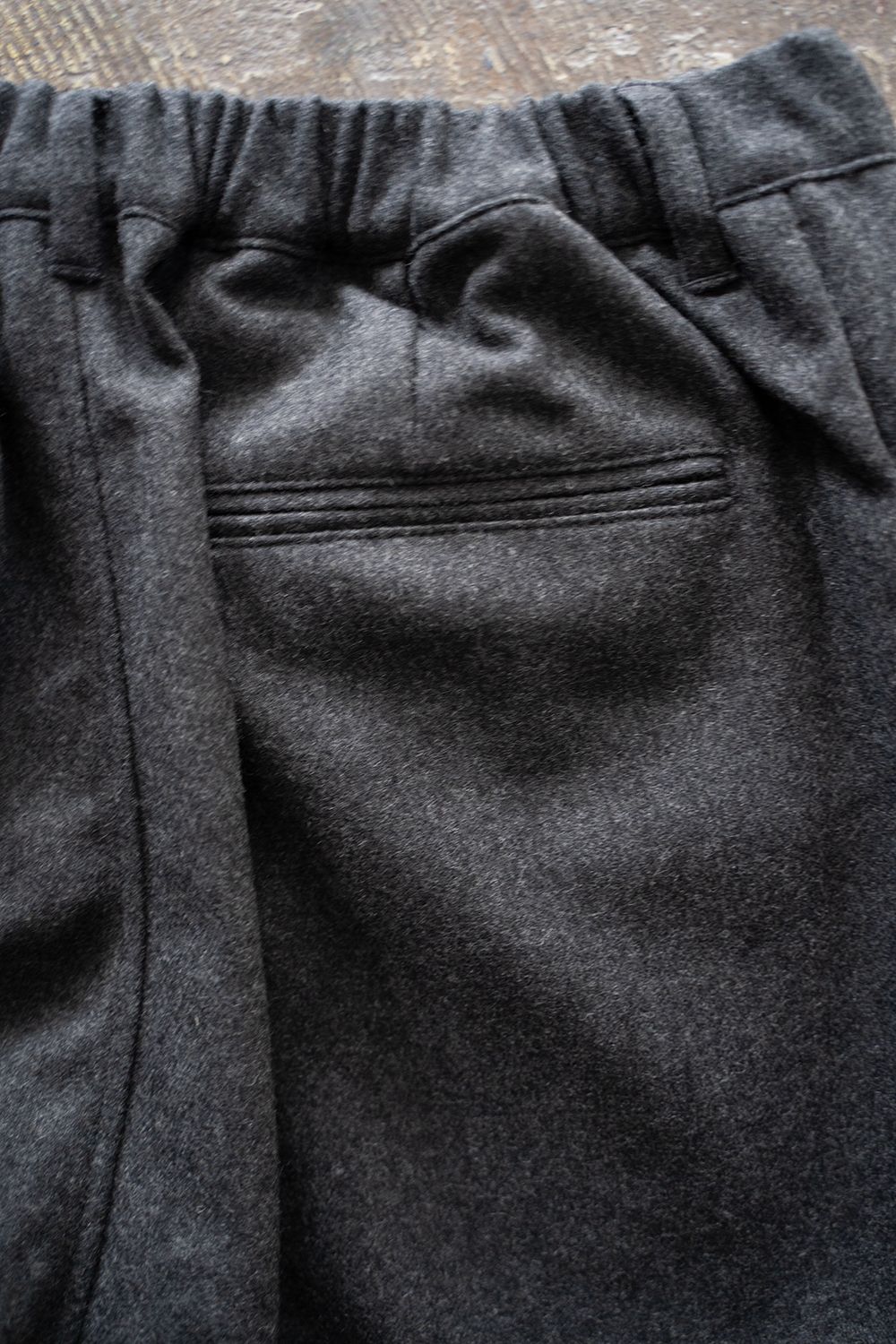 STILL BY HAND スティルバイハンド 「ウールフラノ素材 ニータックパンツ PT01244」 － WEEKENDER SHOP