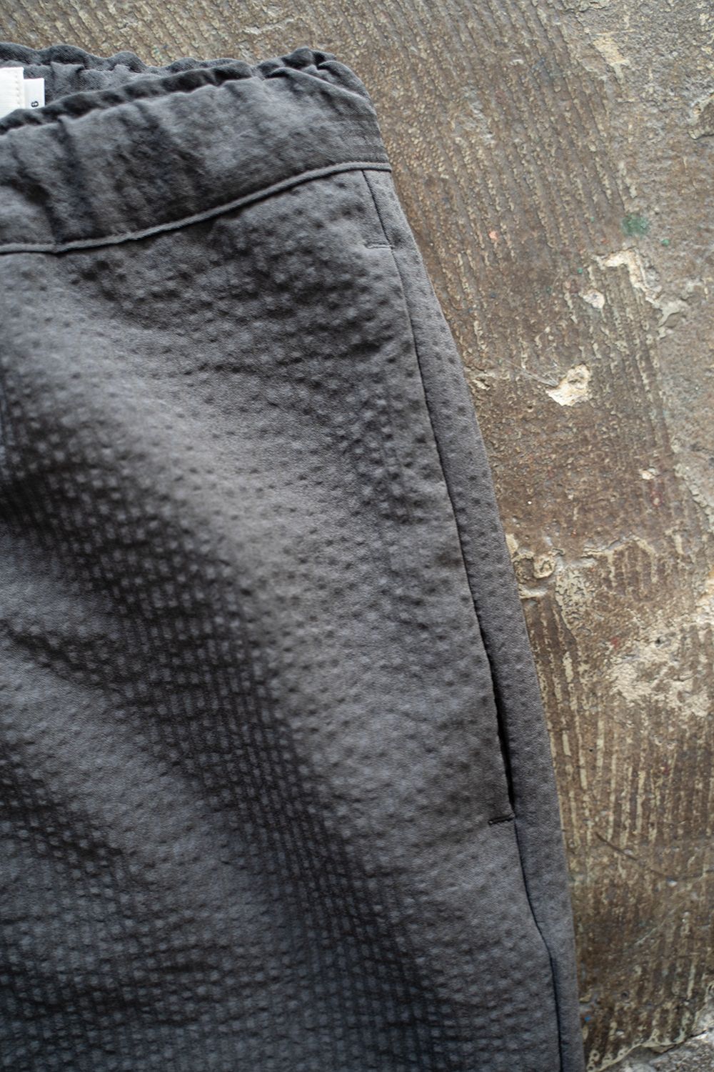 【ラスト1点】【24SS】強撚ポリエステルシアサッカーイージーパンツ(CHARCOAL)