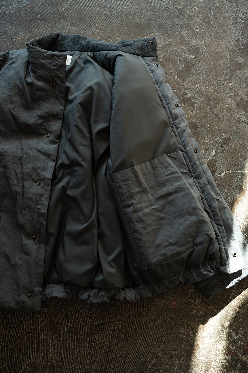 【26AW】シンサレートスタンドカラーブルゾン(SLATE BLUE)