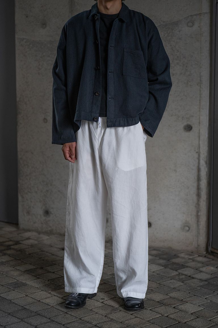 176cm、58kgの細身体型でサイズ3を着用しております。