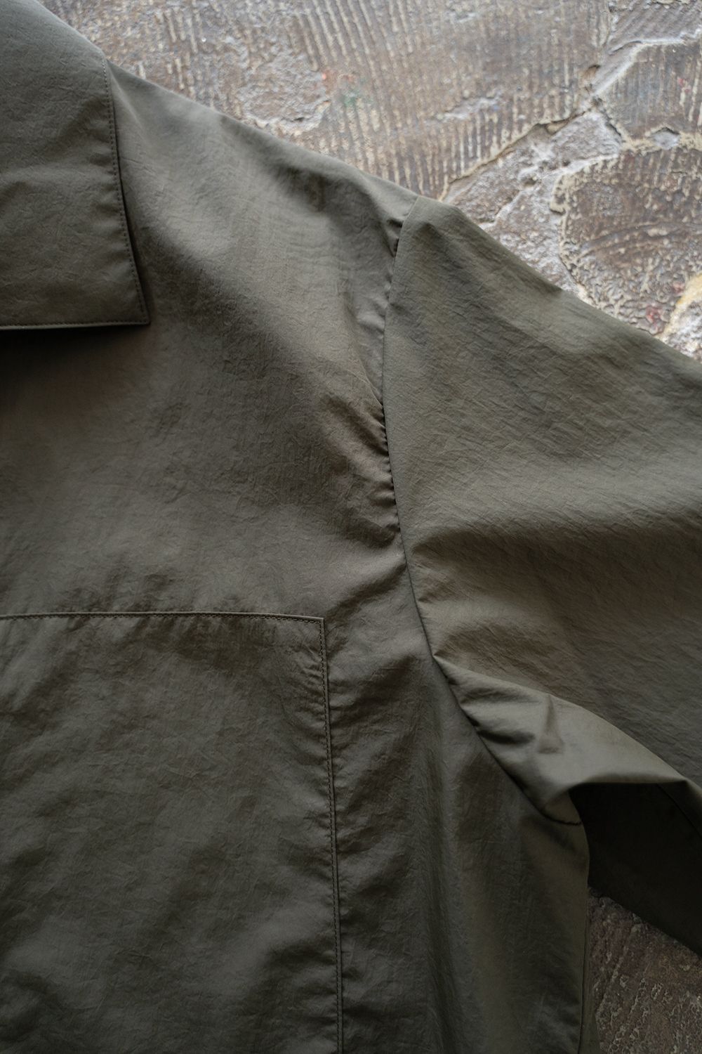 【ラスト1点】【25SS】ナイロン胸ポケット半袖シャツ(DARK OLIVE)