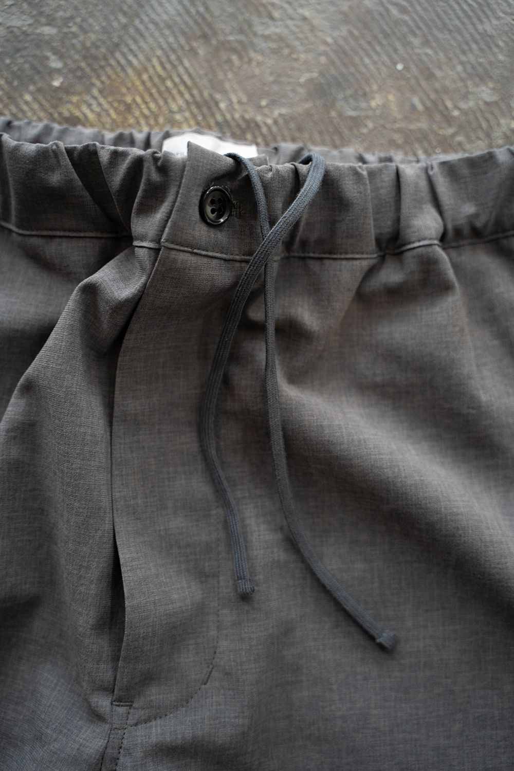 【ラスト1点】【24SS】強撚ポリエステルニータックイージーパンツ(GRAY)