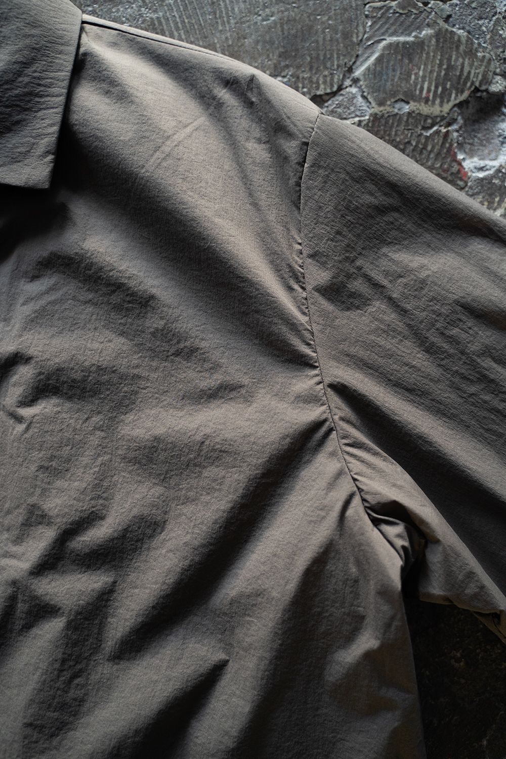 【ラスト1点】【24AW】シンサレートシャツブルゾン(CHARCOAL BROWN)