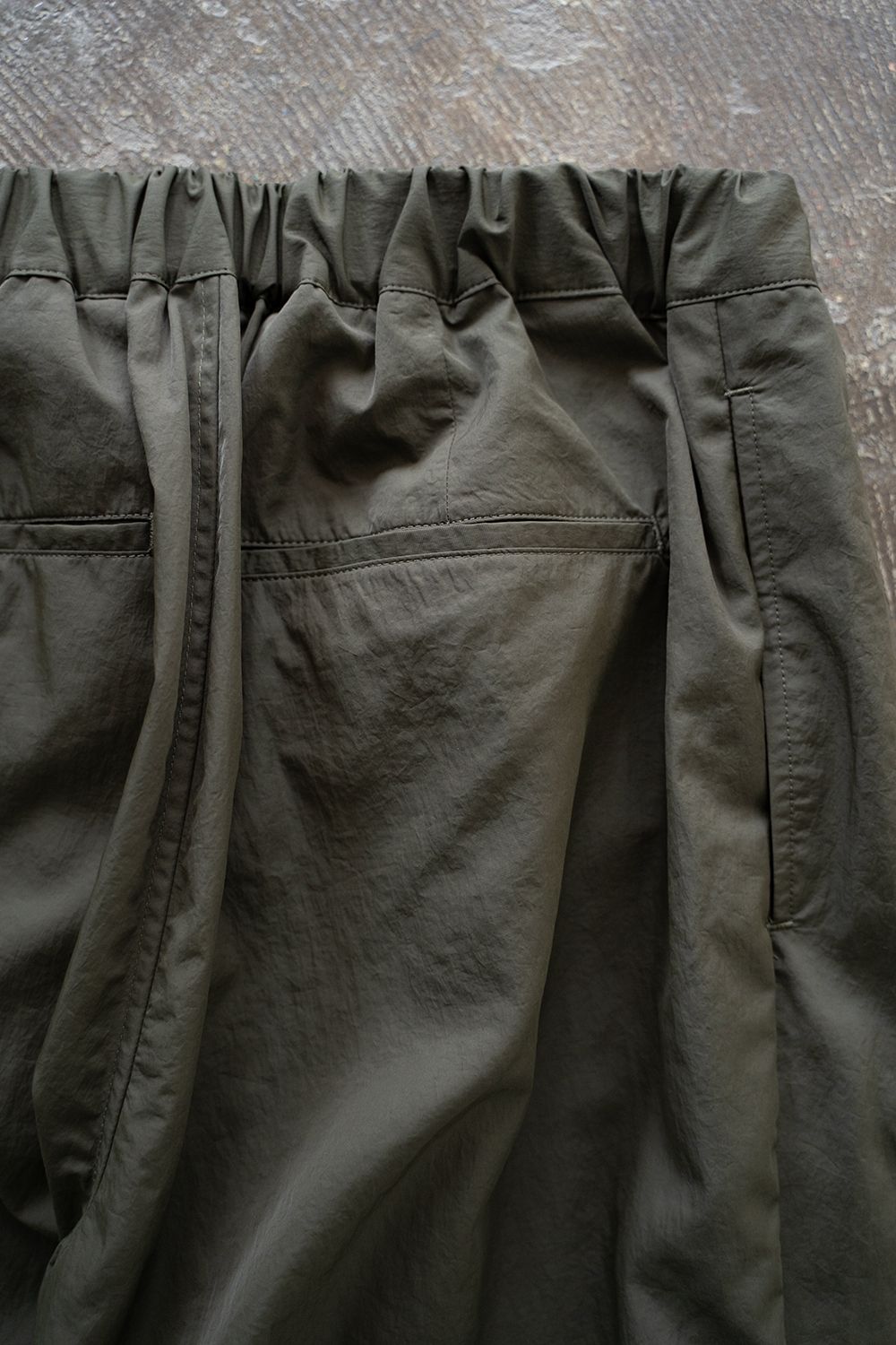 【ラスト1点】【25SS】ナイロン2タックイージーパンツ(DARK OLIVE)