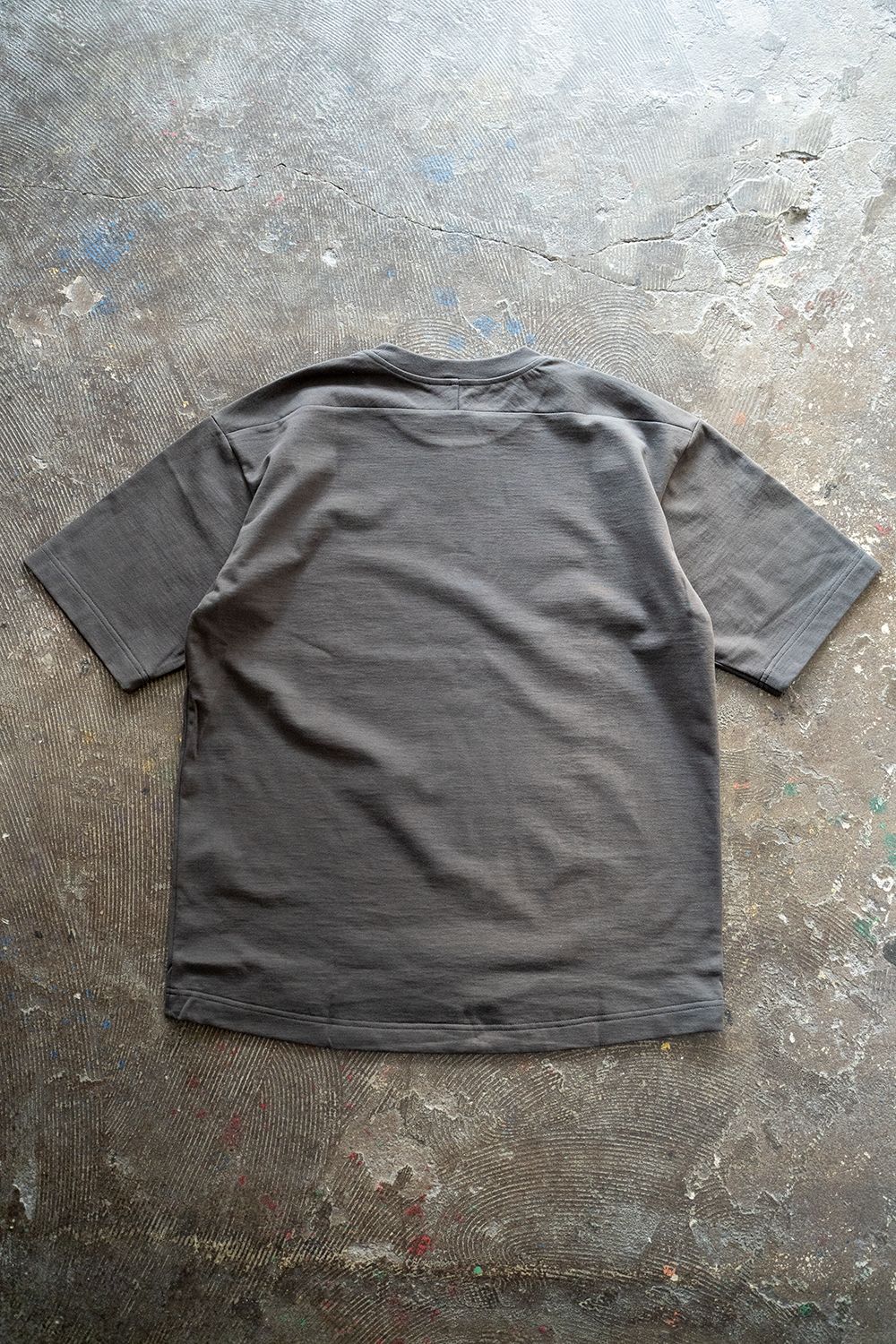 【ラスト1点】【22SS】オーガニックスビンコットンスプリットヨークTシャツ(CHARCOAL)