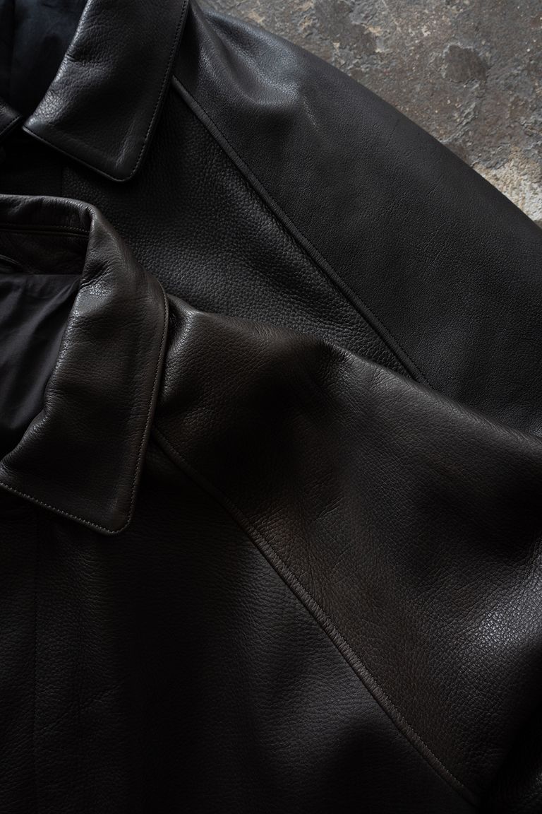 上：BLACK、下：BROWN CHARCOAL