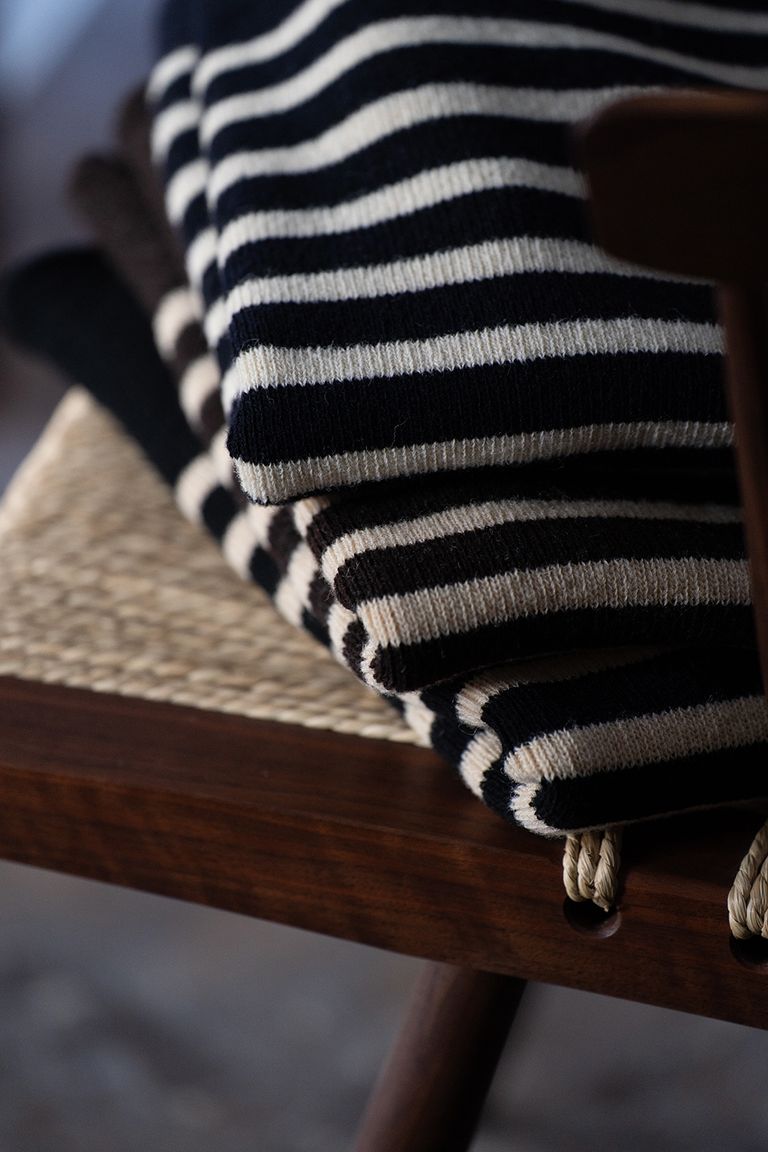 上からNAVY×WHITE、BROWN×IVORY、BLACK×IVORY。