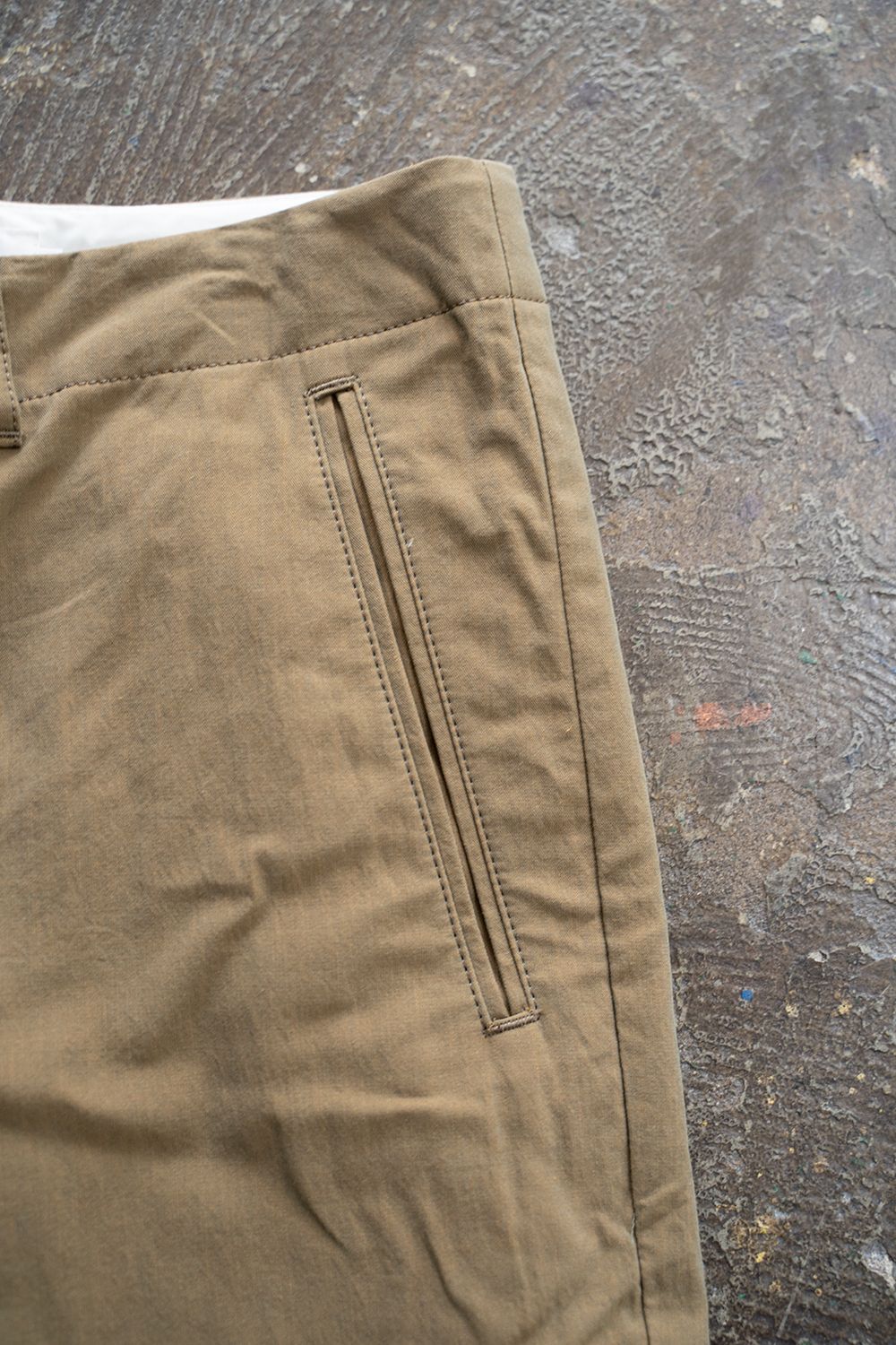 【ラスト1点】強撚コットンセンタープレススラックス(KHAKI)
