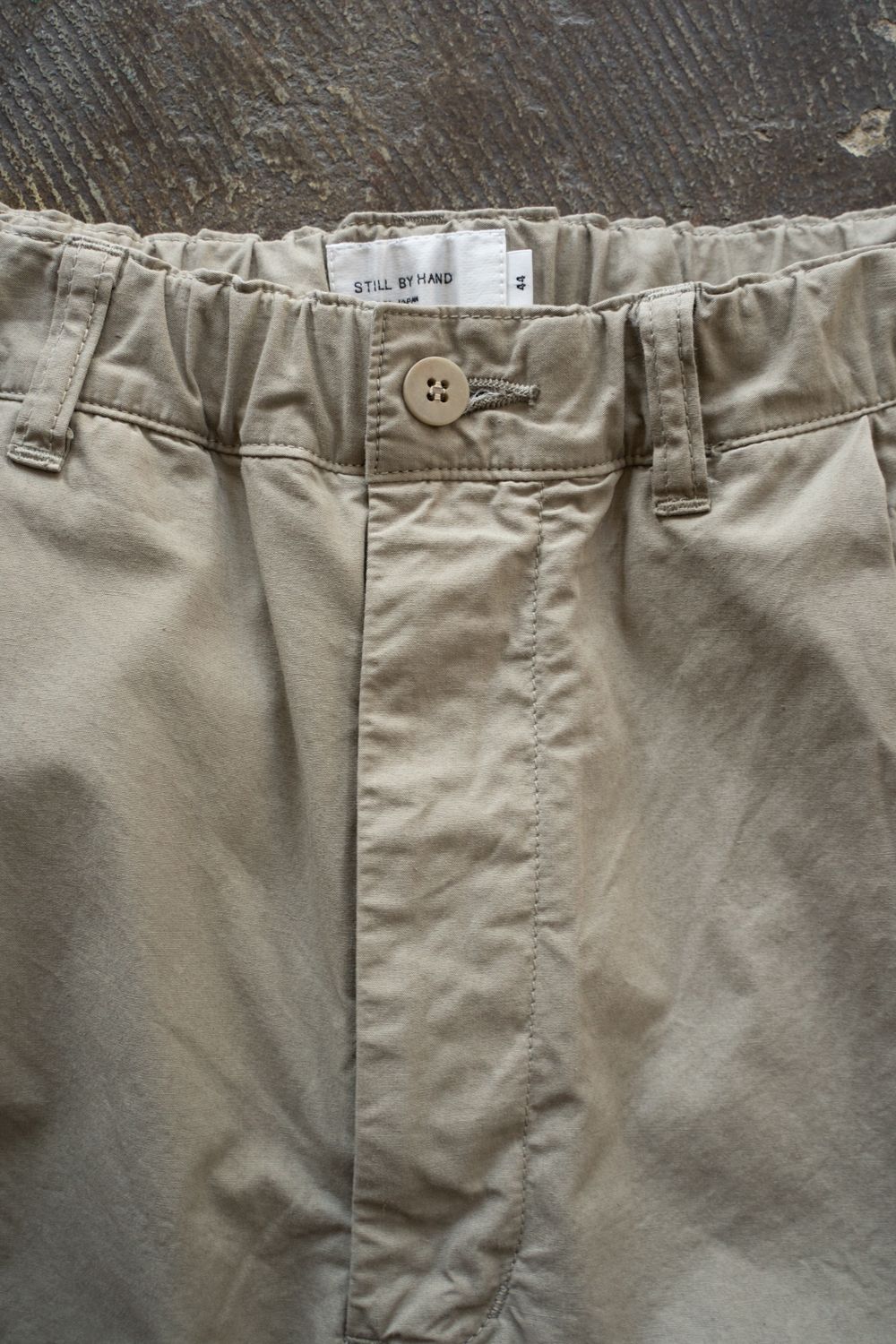 【25AW】ガーメントダイディープタックテーパードパンツ(GREIGE)