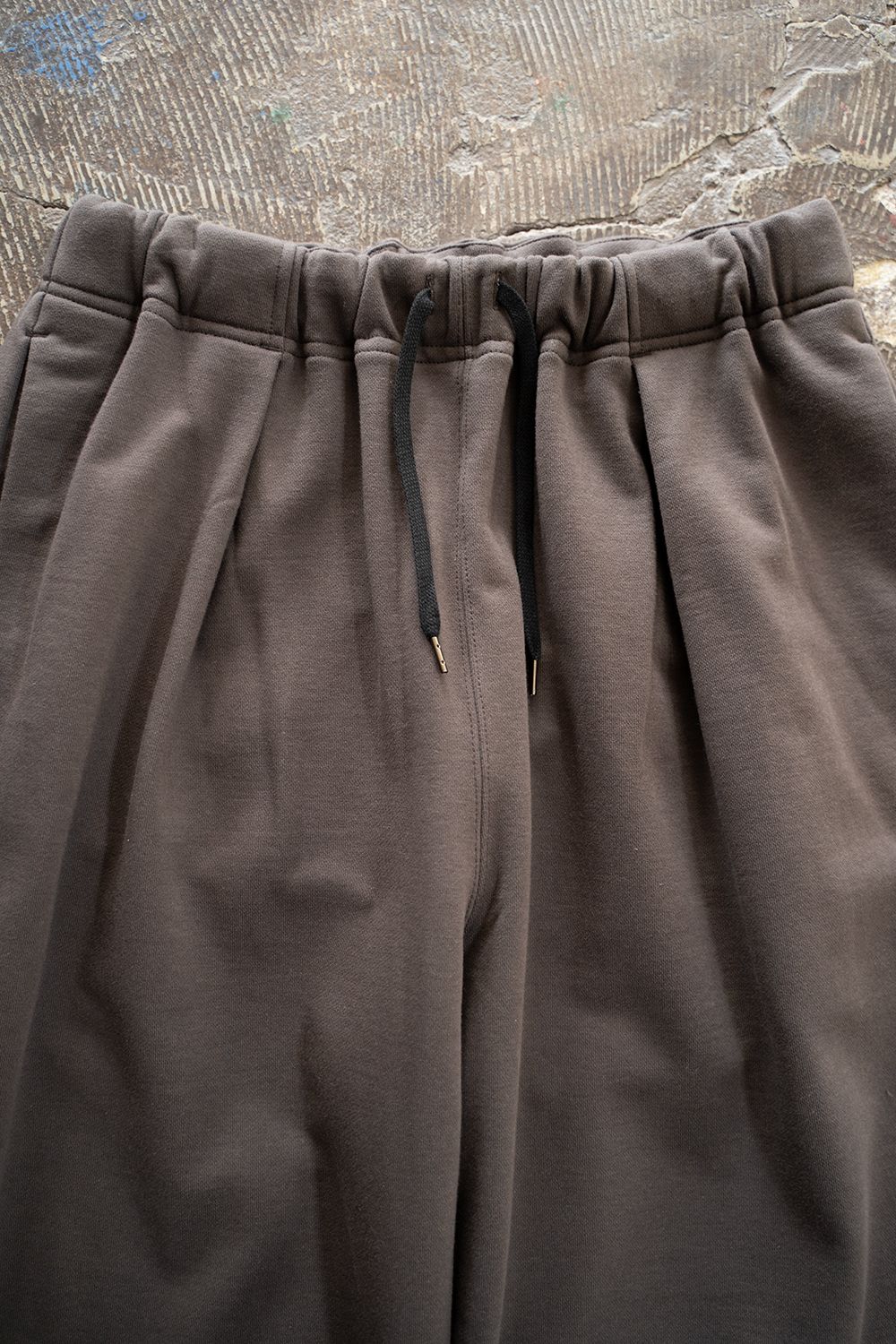 【25AW】裏毛ワンタックスラックス(BROWN CHARCOAL)