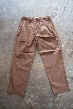 4タックイージースラックス(BROWN)