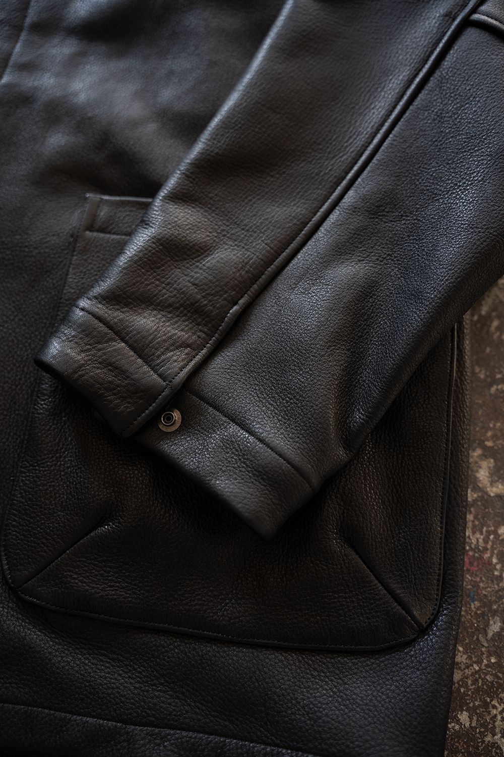 【26AW】カウレザーハーフコート(BLACK)
