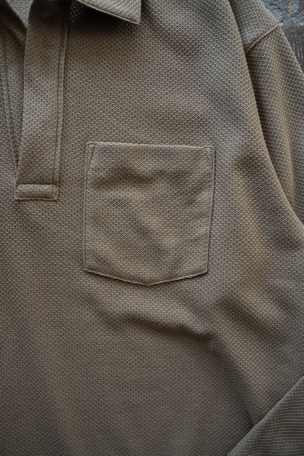 【26SS】コットン×ポリエステルスキッパーカットソー(KHAKI)