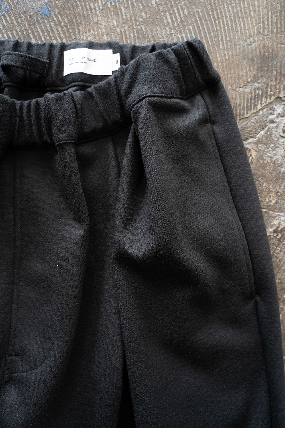 【25AW】ウールジャージー2タックイージーパンツ(CHARCOAL)