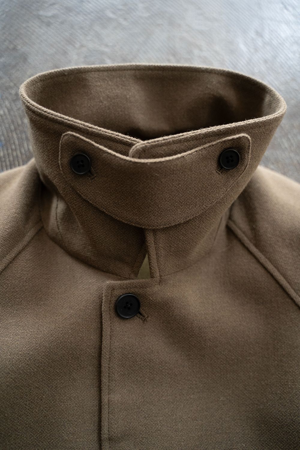 【25AW】ウール×ナイロンステンカラーコート(KHAKI BEIGE)