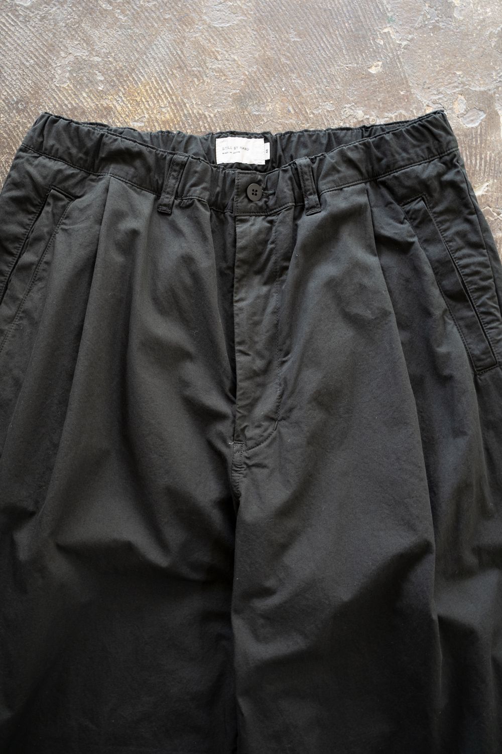 【25AW】ガーメントダイディープタックテーパードパンツ(INK BLACK)