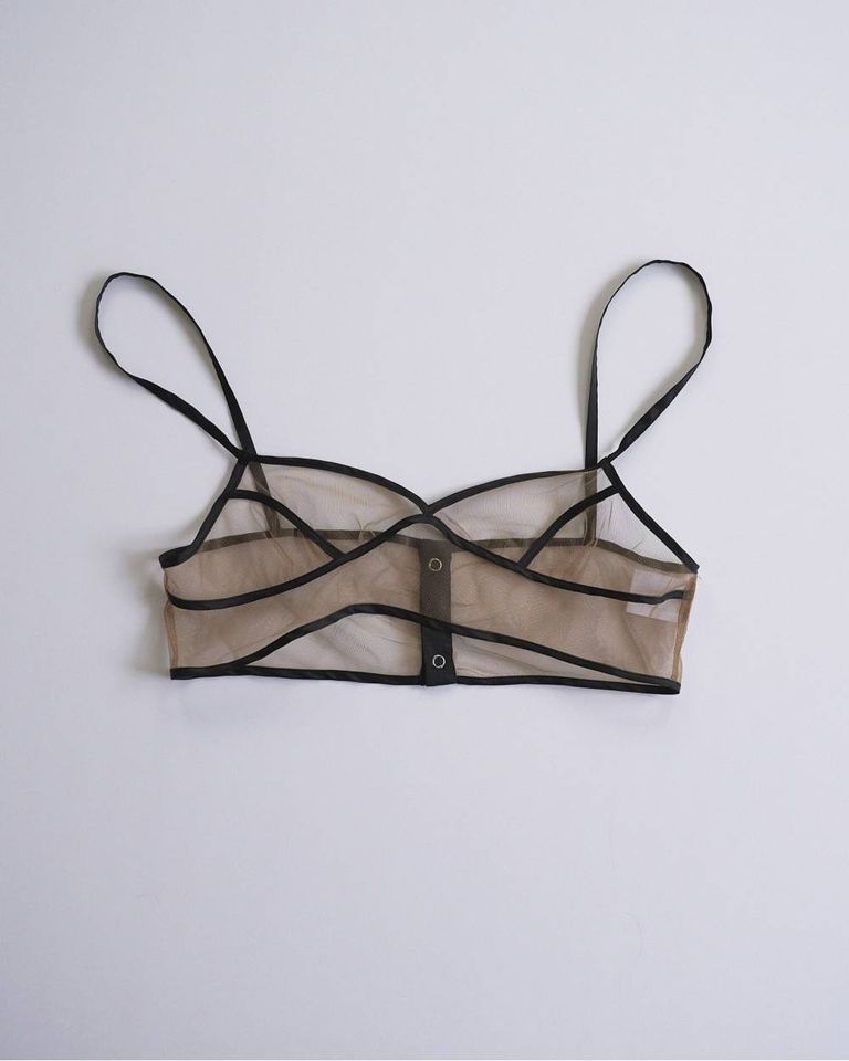 後ろの金属スナップで着脱可能です。