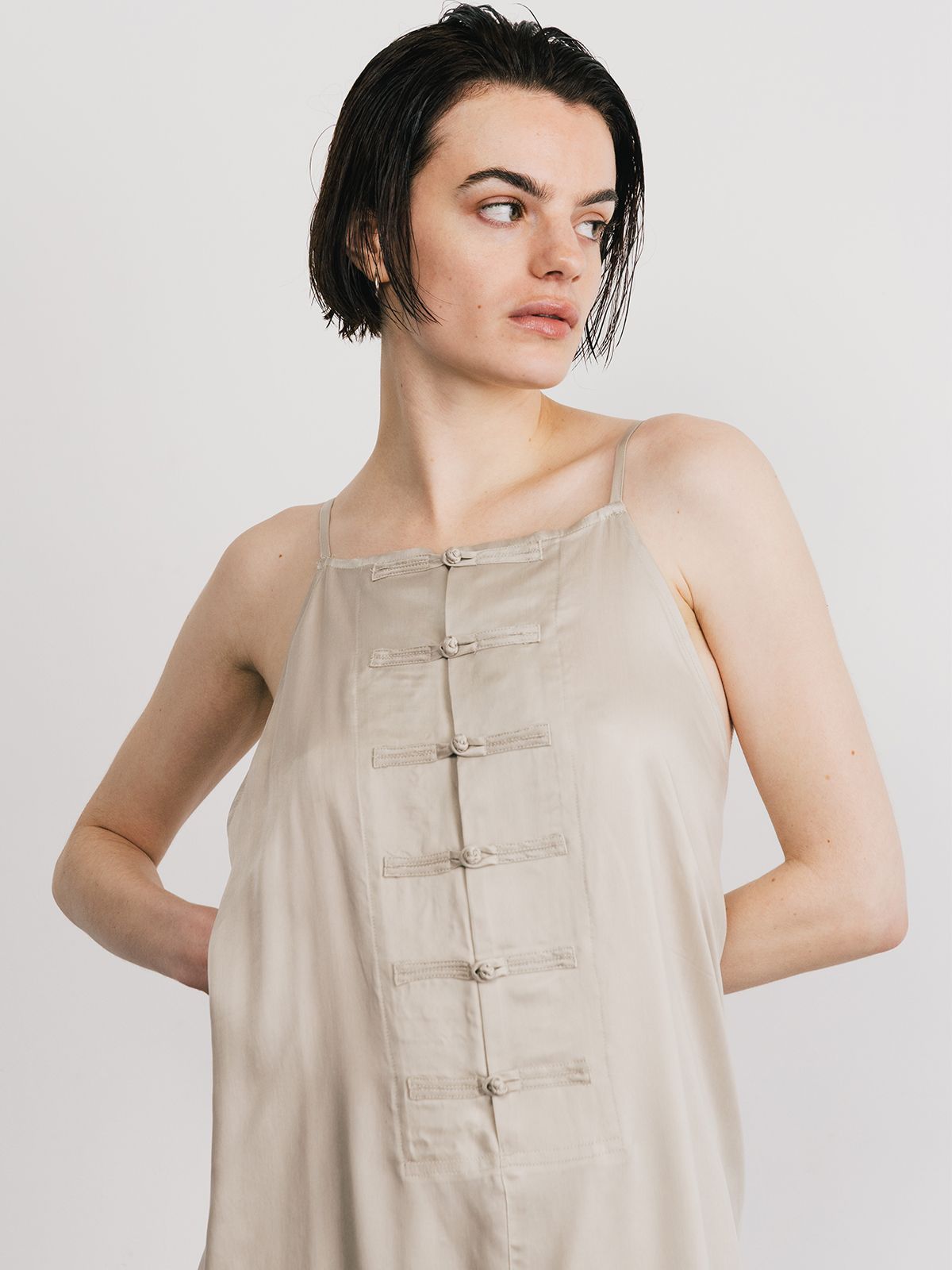 【25SS】CUPRO MANDARIN DRESS / マンダリンドレス (ライトベージュ)