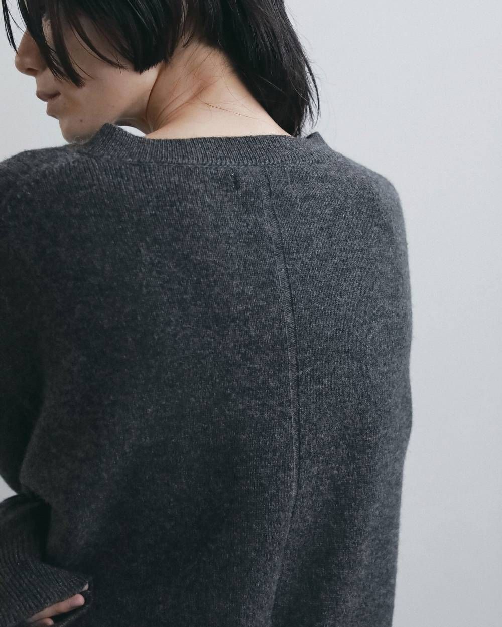 ウールVネックニット (チャコールグレー) Wool Vneck Knit (Charcoal gray) / 26AW 【6月29日まで期間限定予約】