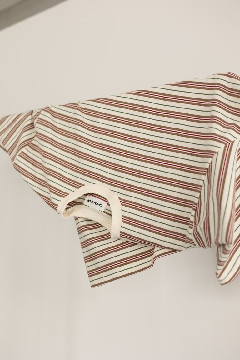 着心地の良い柔らかいコットン素材のカットソー生地を使用。
ご自宅でのお手入れも簡単で、春だけでなく夏にもぴったりなアイテムです。