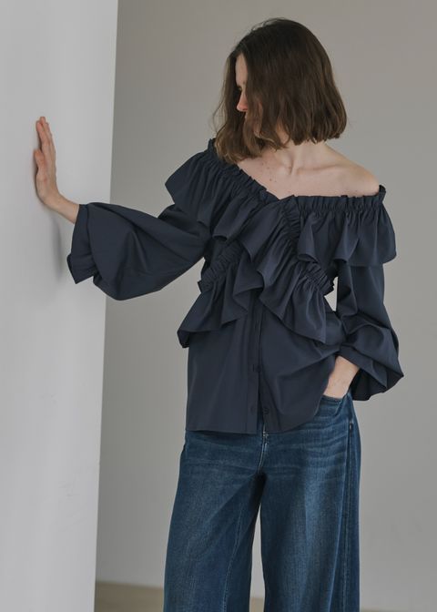 frill cross asymmetry BL / フリルクロス アシンメトリーブラウス (インディゴ) / 25AW