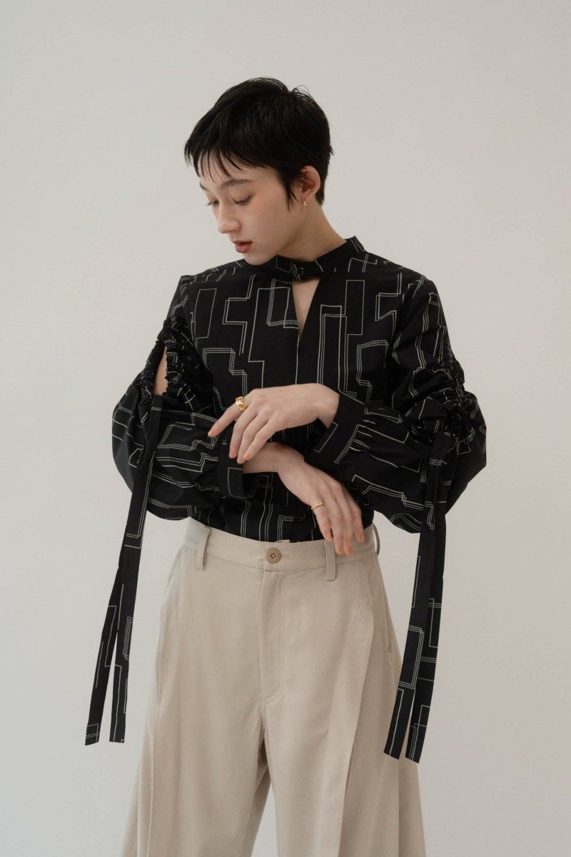 shirring sleeve pattern blouse / シャーリングスリーブ パターンブラウス (ブラック) / 25SS