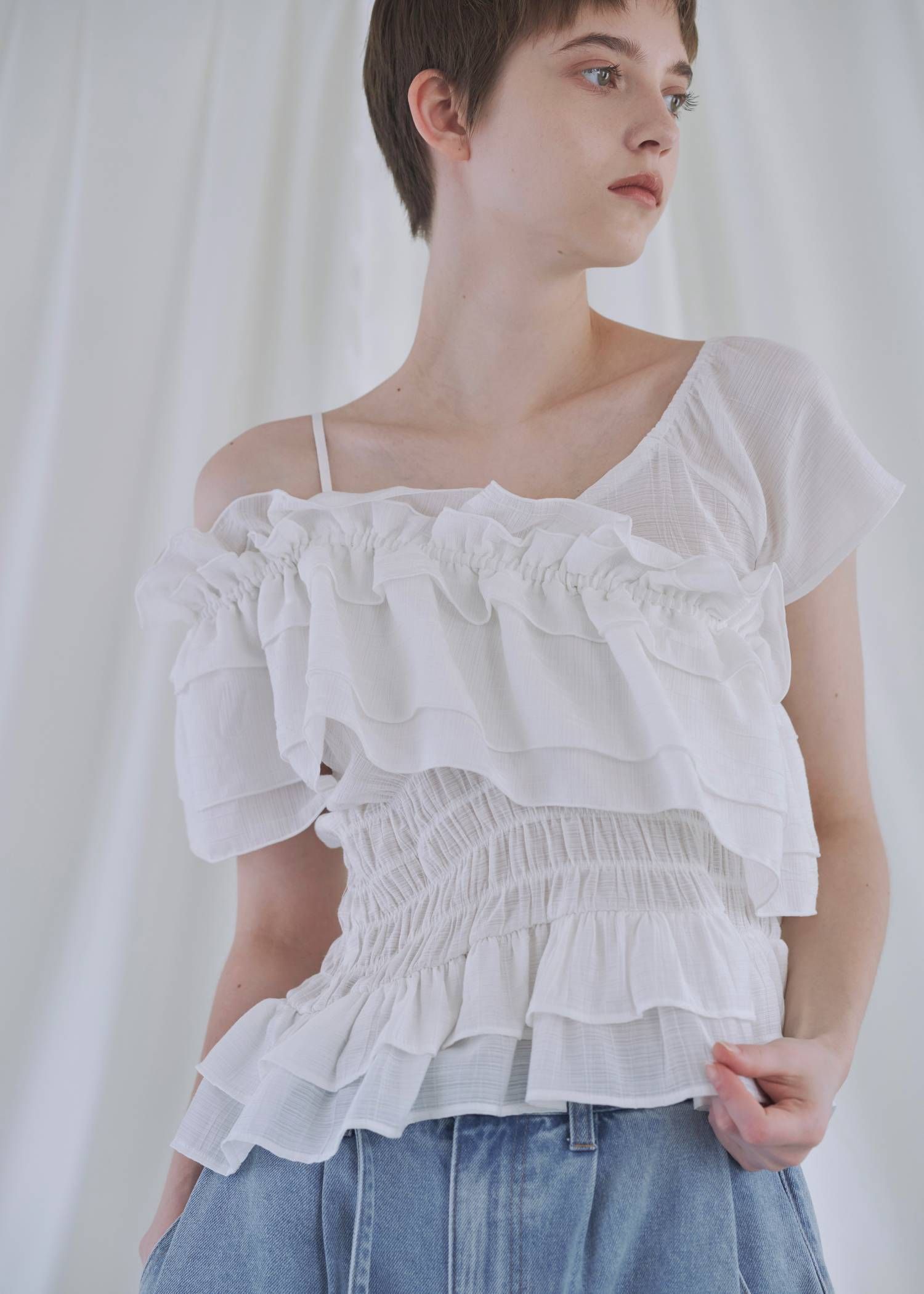 アシンメトリー ティアードフリルブラウス (アイボリー) asymmetry tiered frill sheer shirring BL (Ivory) /  26SS