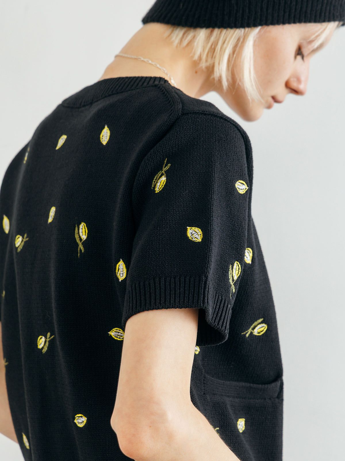 モチーフ エンブロイダリー ニットカーディガン (ブラック) MOTIF EMBROIDERY KNIT CD (Black) /  26SS