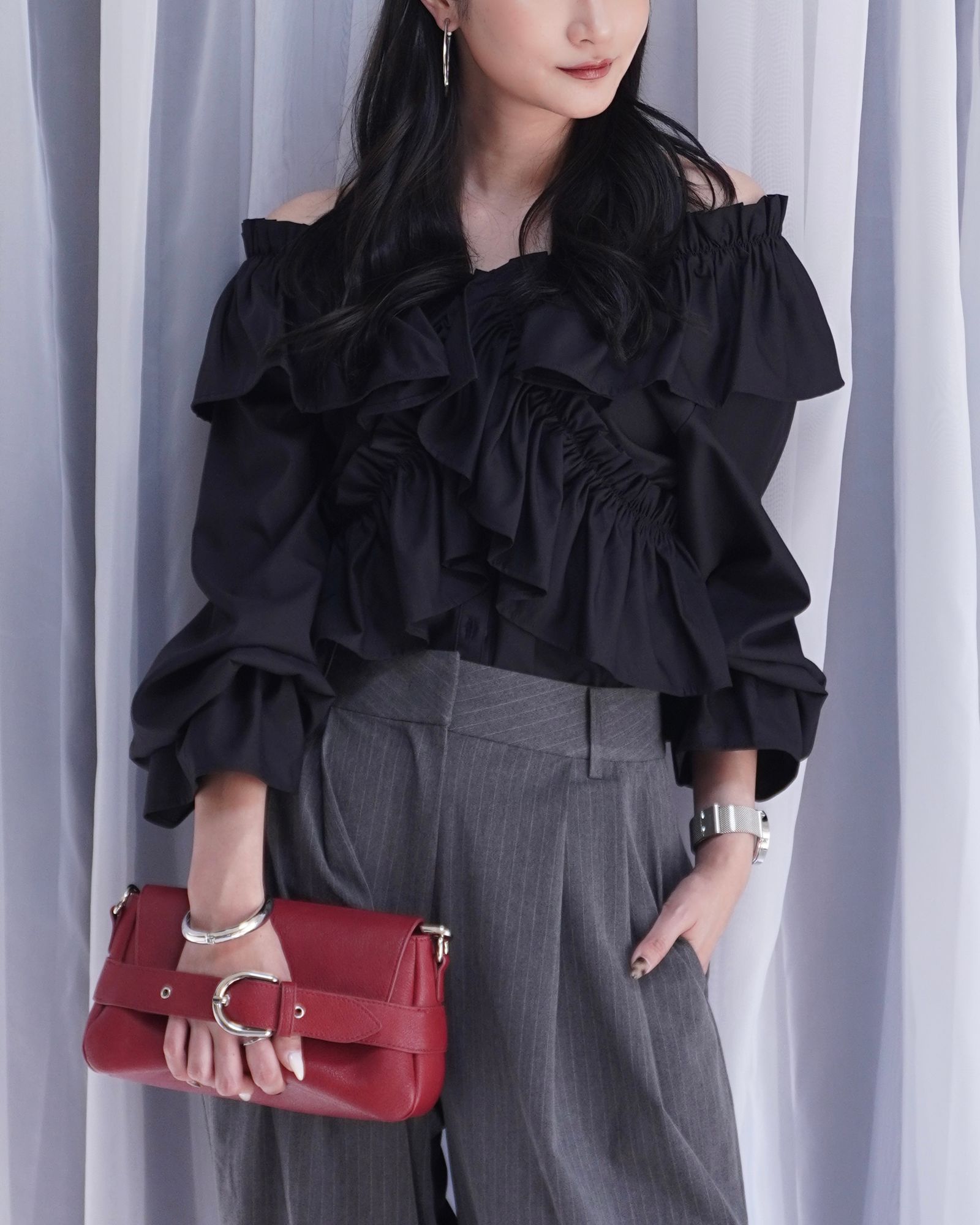frill cross asymmetry BL / フリルクロス アシンメトリーブラウス (ブラック) / 25AW