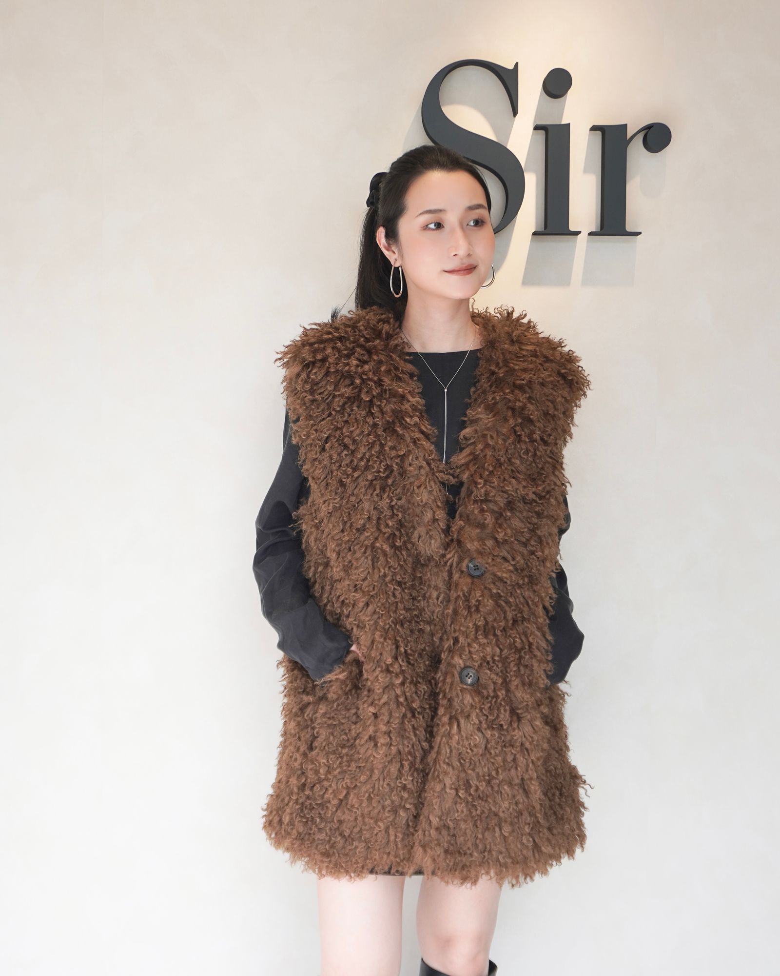 【25AW】CRINPED BOA VEST / クリンプドボアベスト (ブラウン)
